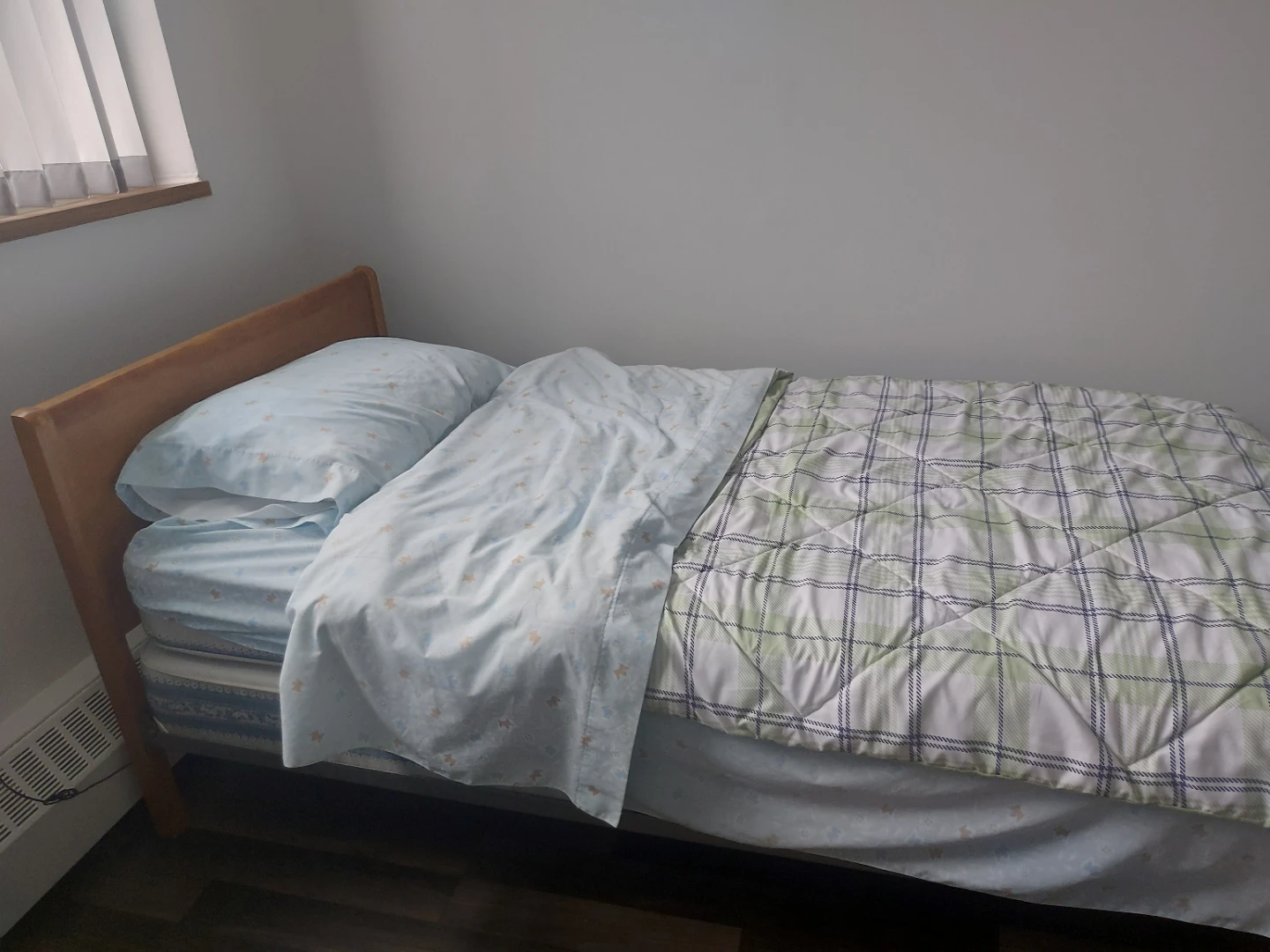 Wooden single bed frame with bedding - photo 2