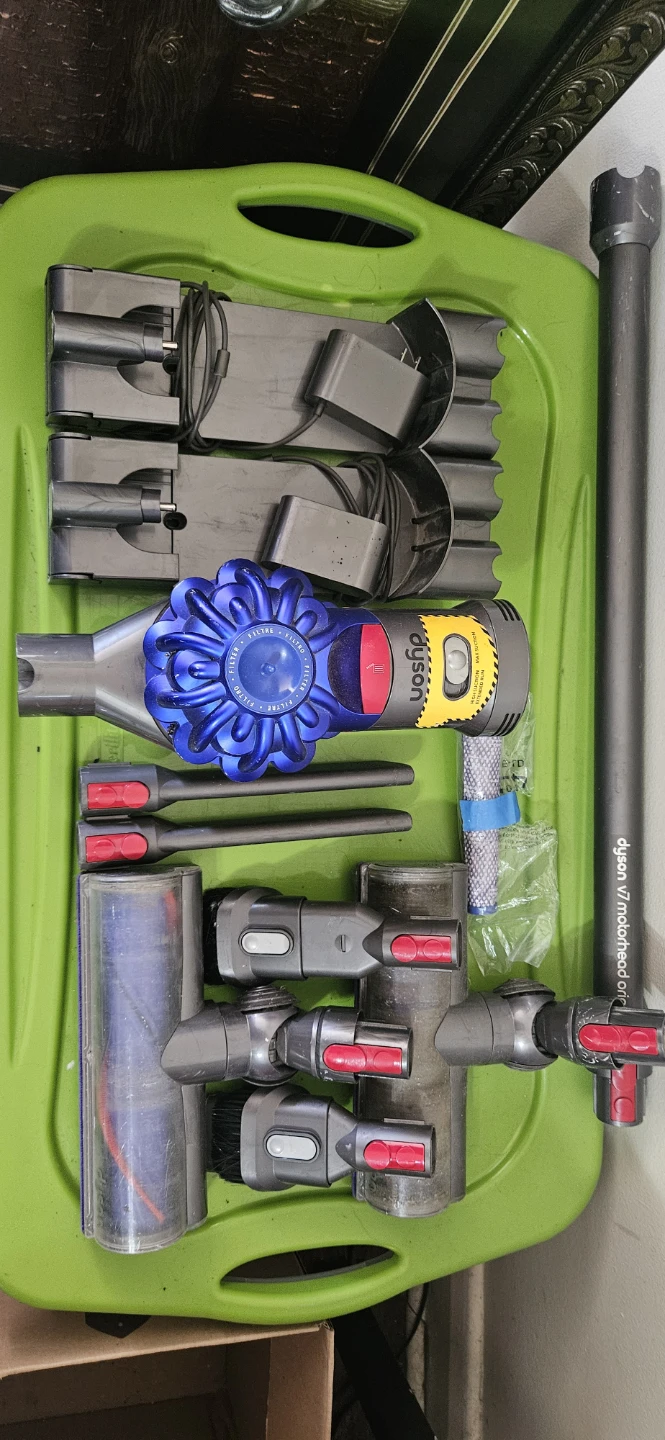 Dyson V7 Motorhead Origin Vacuum Cleaner with Accessories