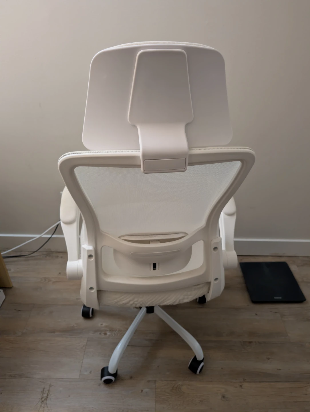 White mesh ergonomic office chair with headrest - photo 2