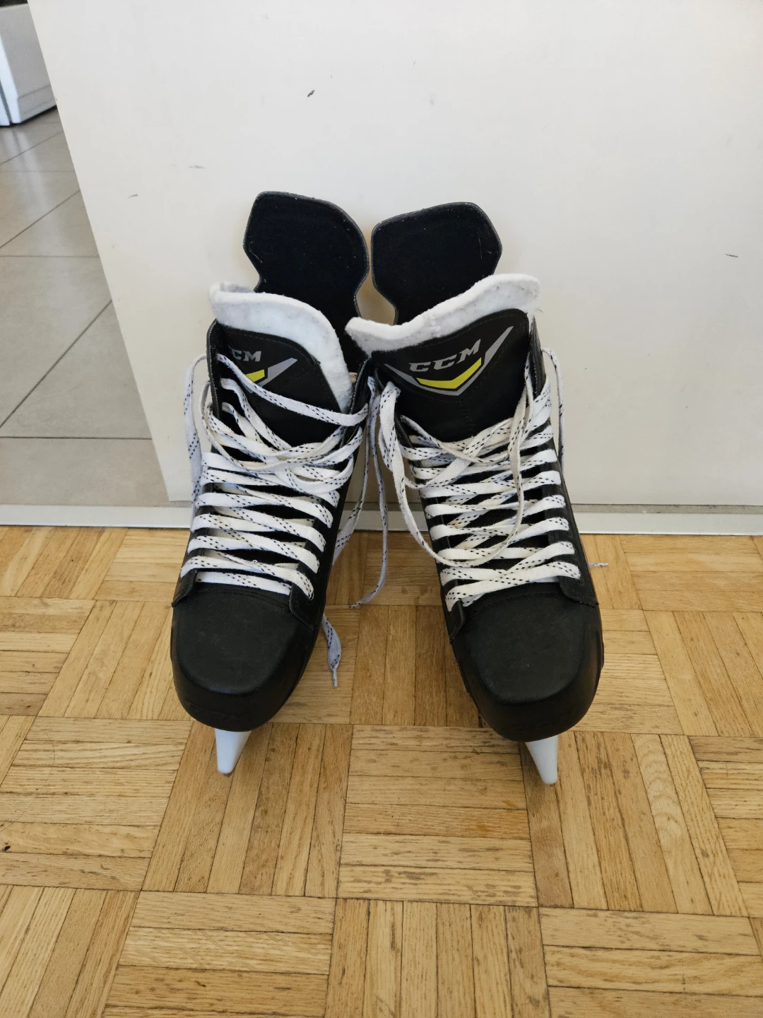 CCM Tacks Hockey Skates, Size 9