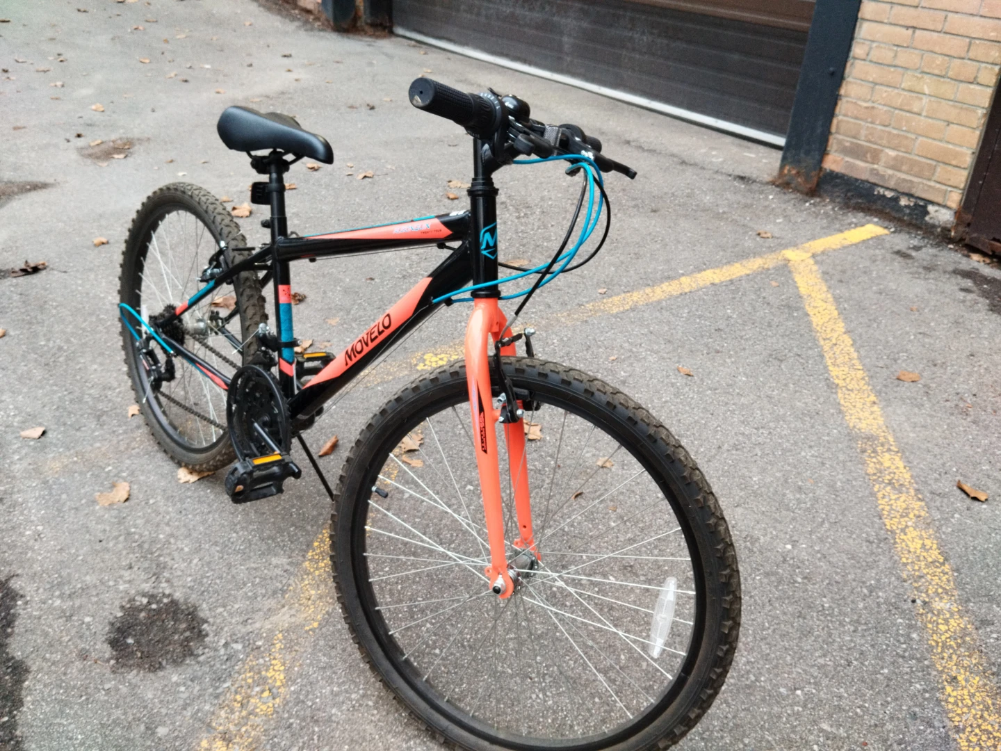 Movelo Algonquin 24" Mountain Bike with helmet and lock - photo 2