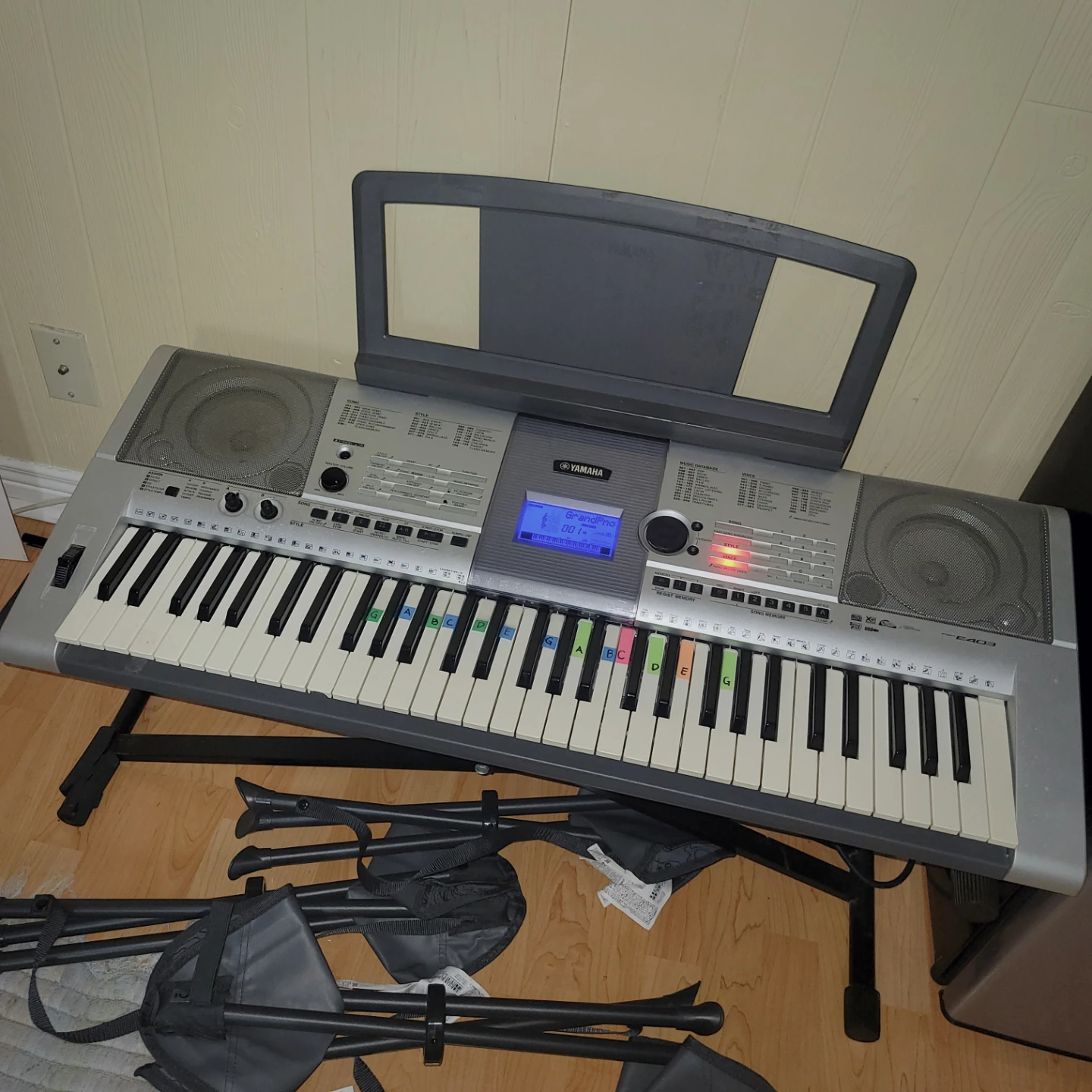 Yamaha E403 Electronic Keyboard with Stand