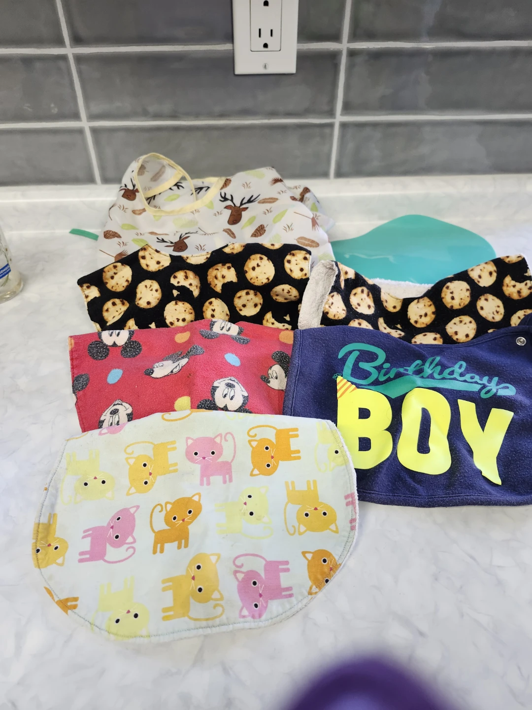 Tommee Tippee Silicone Suction Mat & 5 Bibs