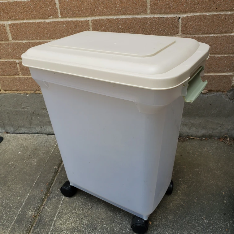 Pet food container