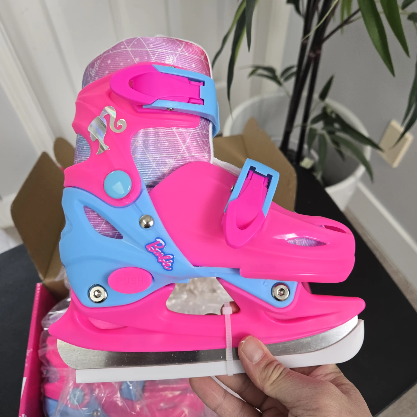 New kids barbie girls pink skates  Brand new in box - photo 3