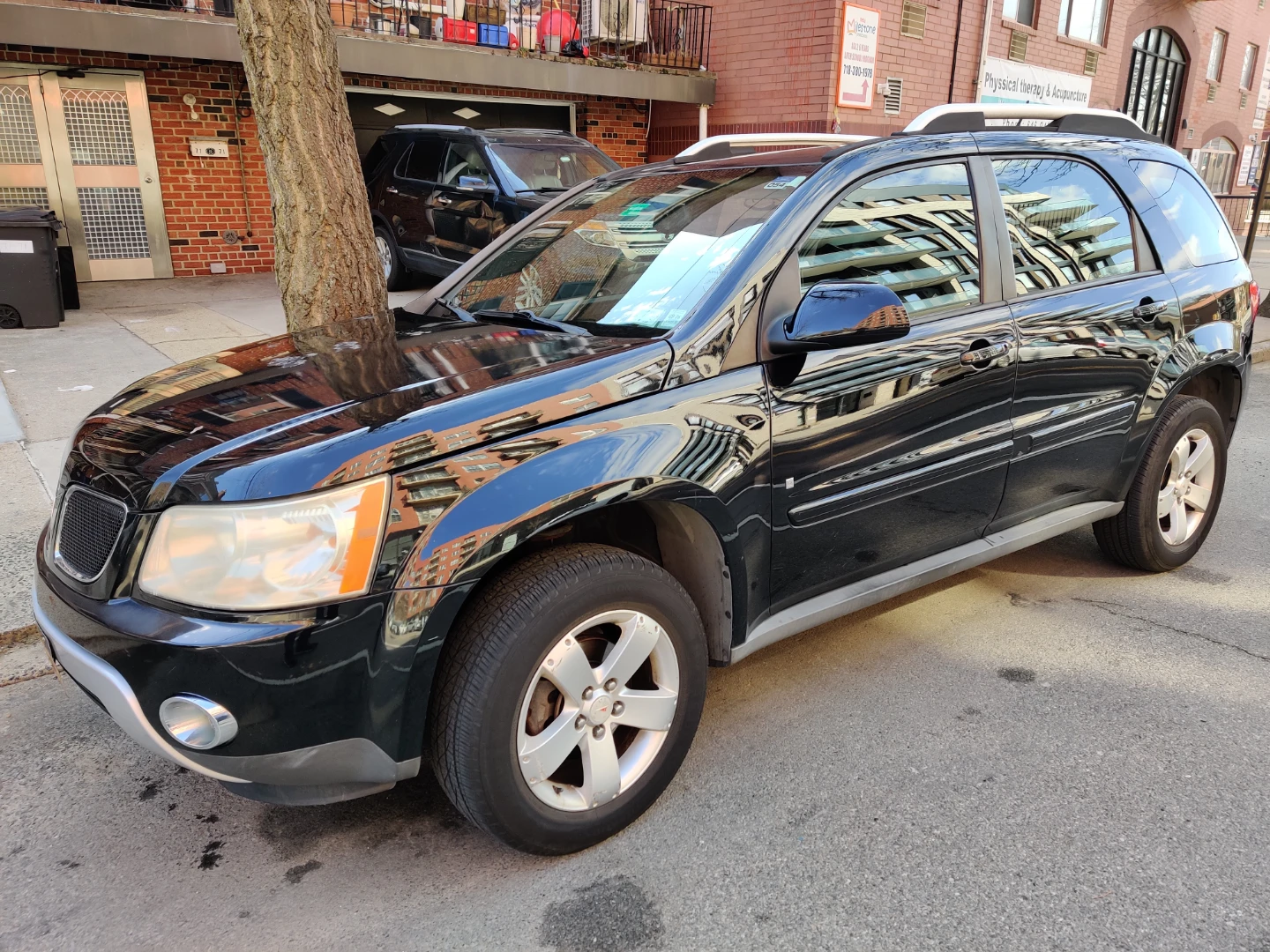 Black Pontiac Torrent SUV - photo 3