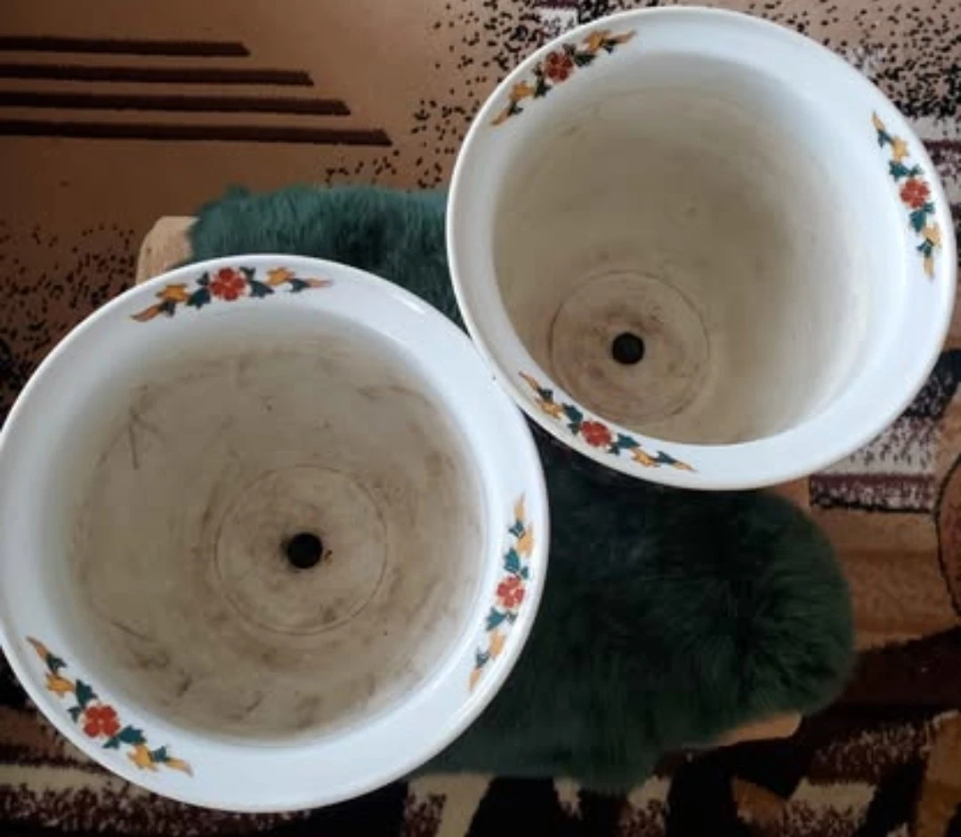 Set of 2 Decorative Ceramic Planters with Saucers - photo 5