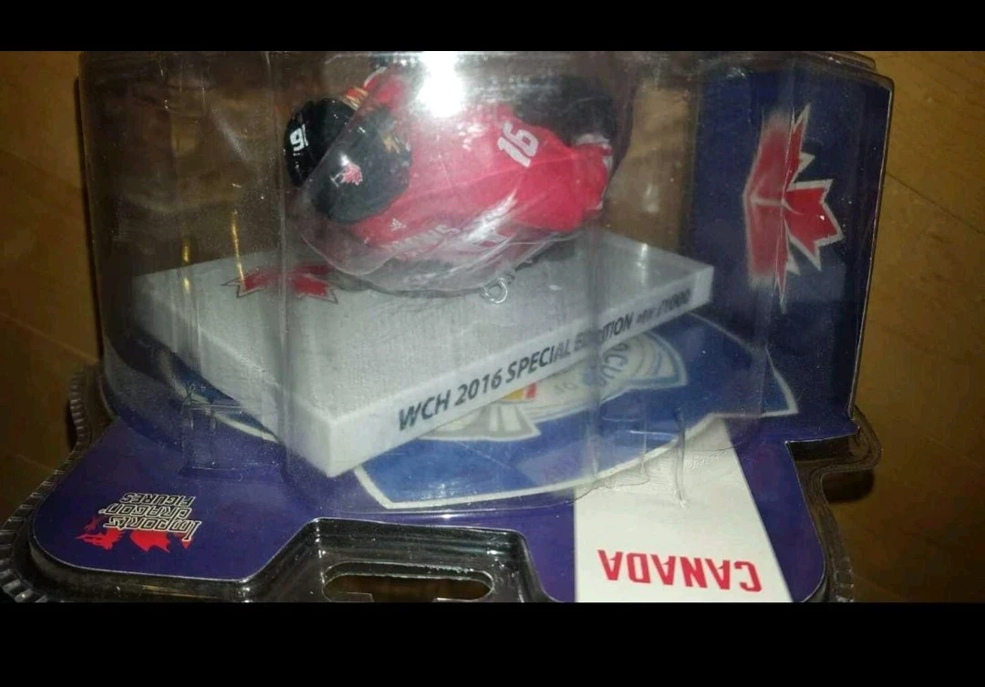 /1000 - JonathanToews 2016 Limited Edition Figure - photo 2