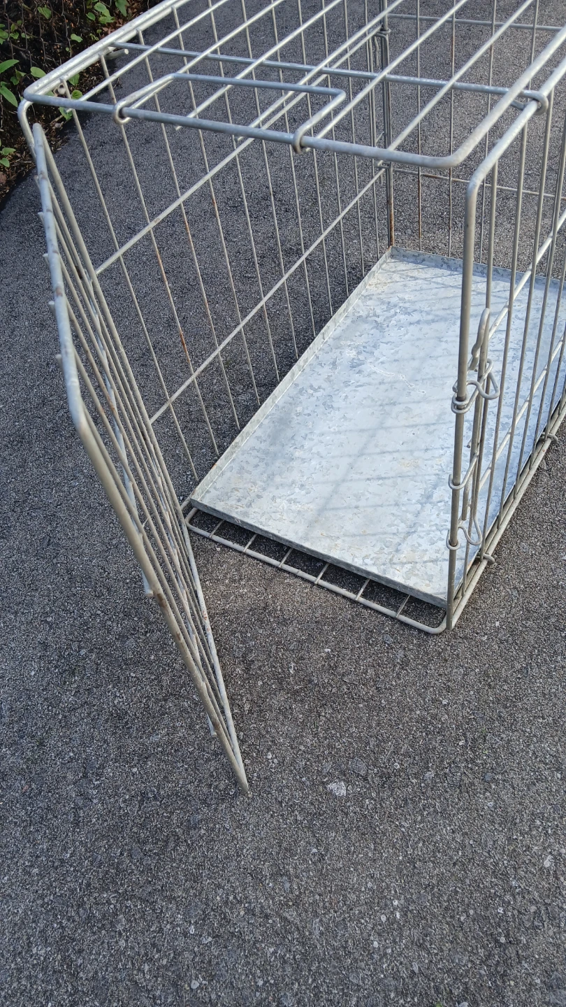 Pet Crate, opens and locks on both ends 24 x14 x 20.5in. - photo 2
