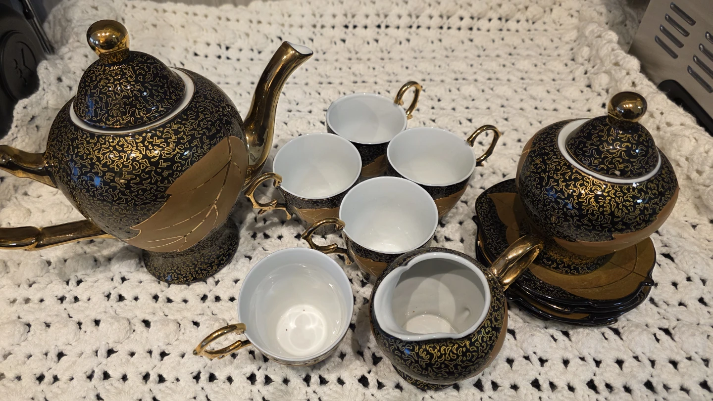 MOVING SALE- Vintage Tea Set - Teapot, Cups, Creamer, Sugar Bowl - photo 4