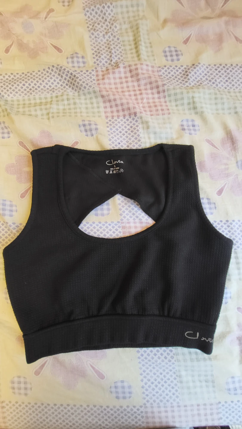 Black sports bra can be doubled up as a saree blouse.