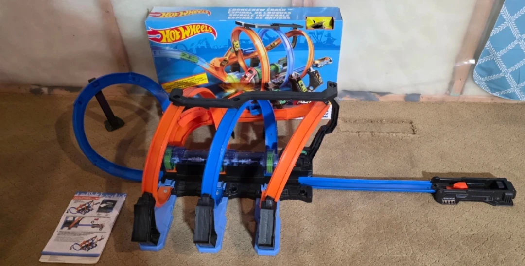 Hot Wheels Corkscrew Crash Toy Car Track Set - photo 3