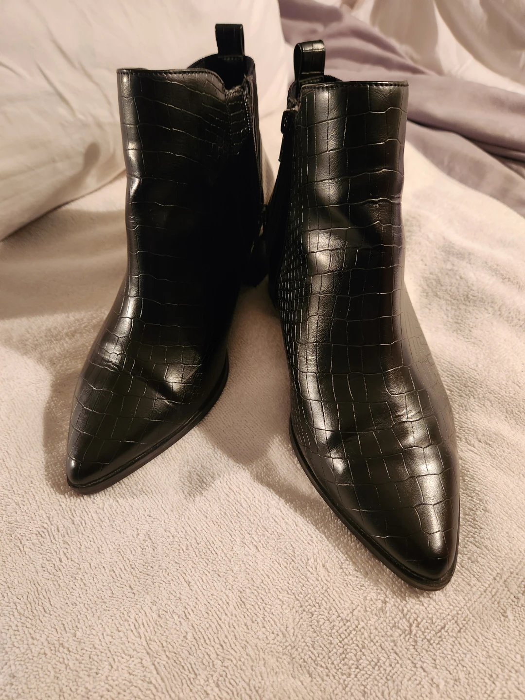 🌱 Black Croc Embossed Size 8 Ankle Boots