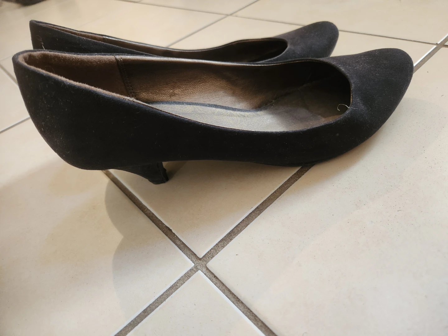 Black Suede Kitten Heels Pumps Size 39 EUR - photo 2