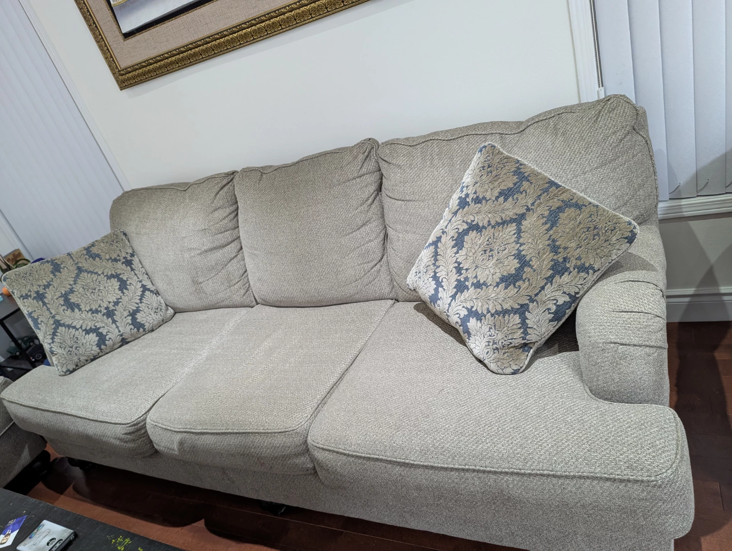 Light Beige 3-Seater Sofa with Decorative Pillows