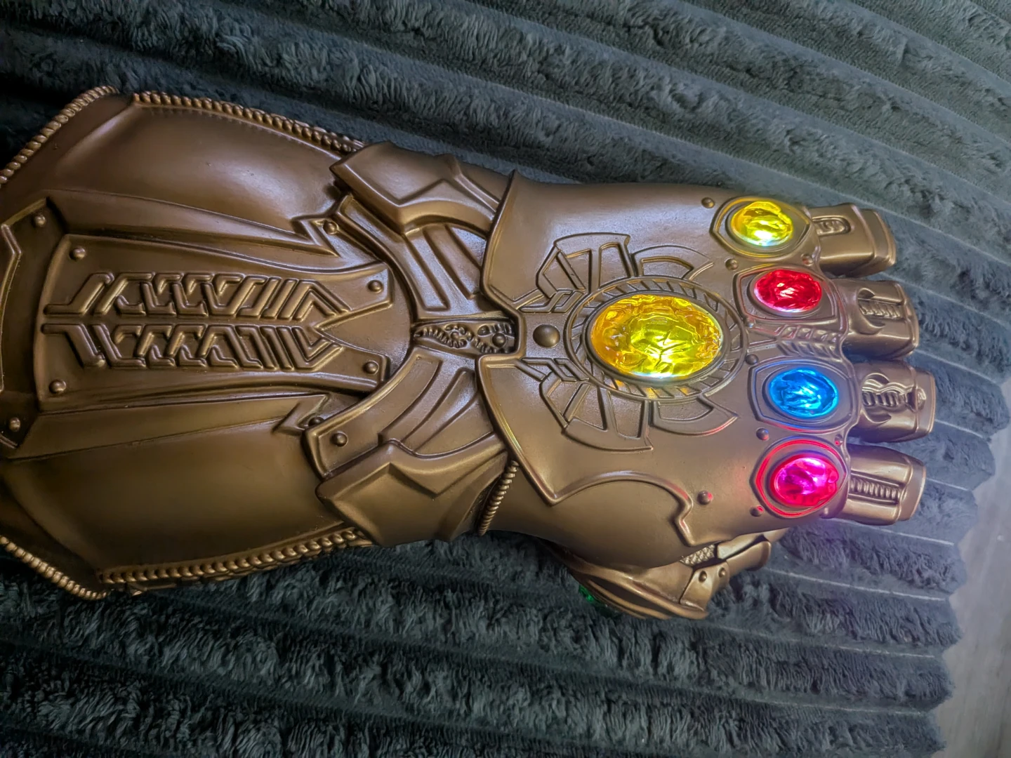 Thanos Infinity Gauntlet Toy with Light-Up Gems - photo 2