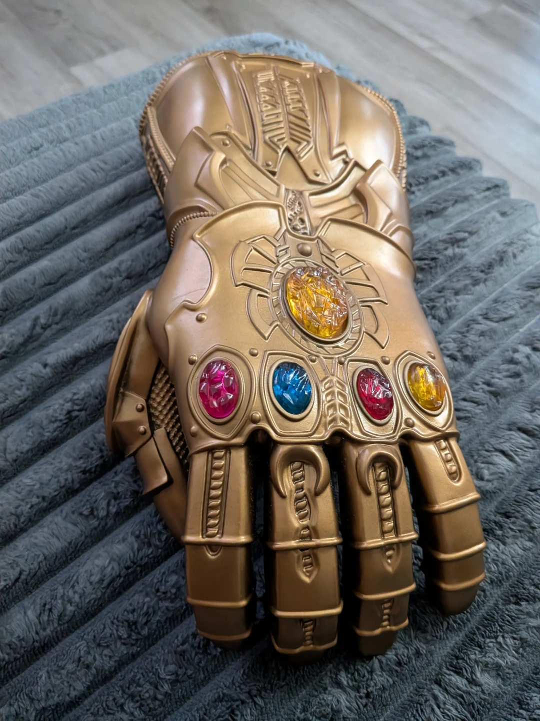Thanos Infinity Gauntlet Toy with Light-Up Gems - photo 3