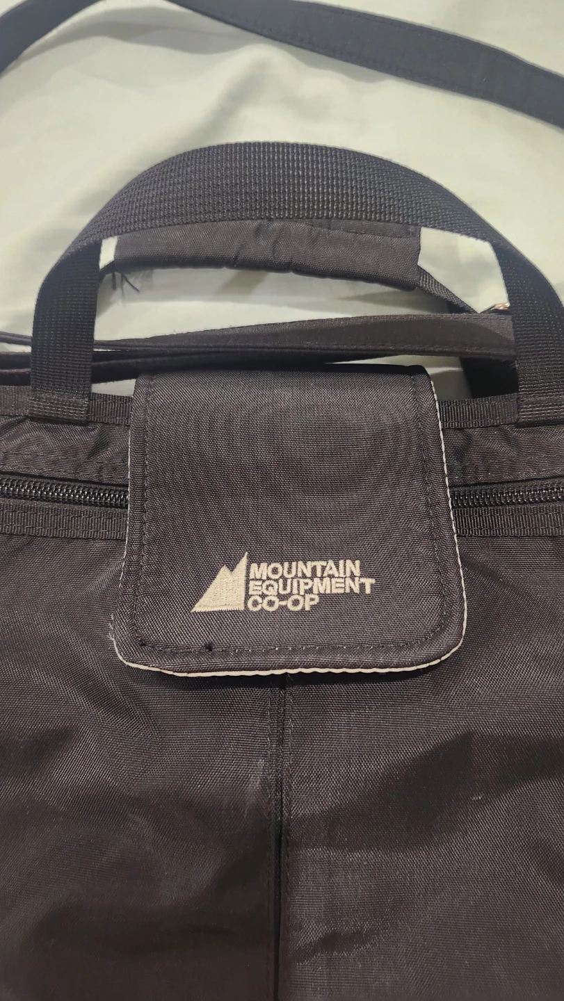 Mountain Equipment Co-op black messenger laptop bag - photo 2