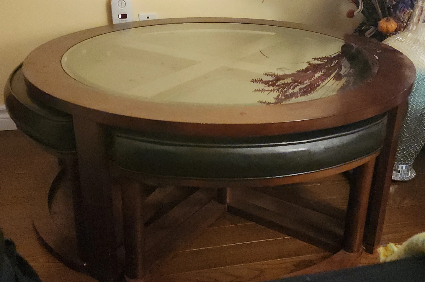 Round coffee table with glass top - photo 2