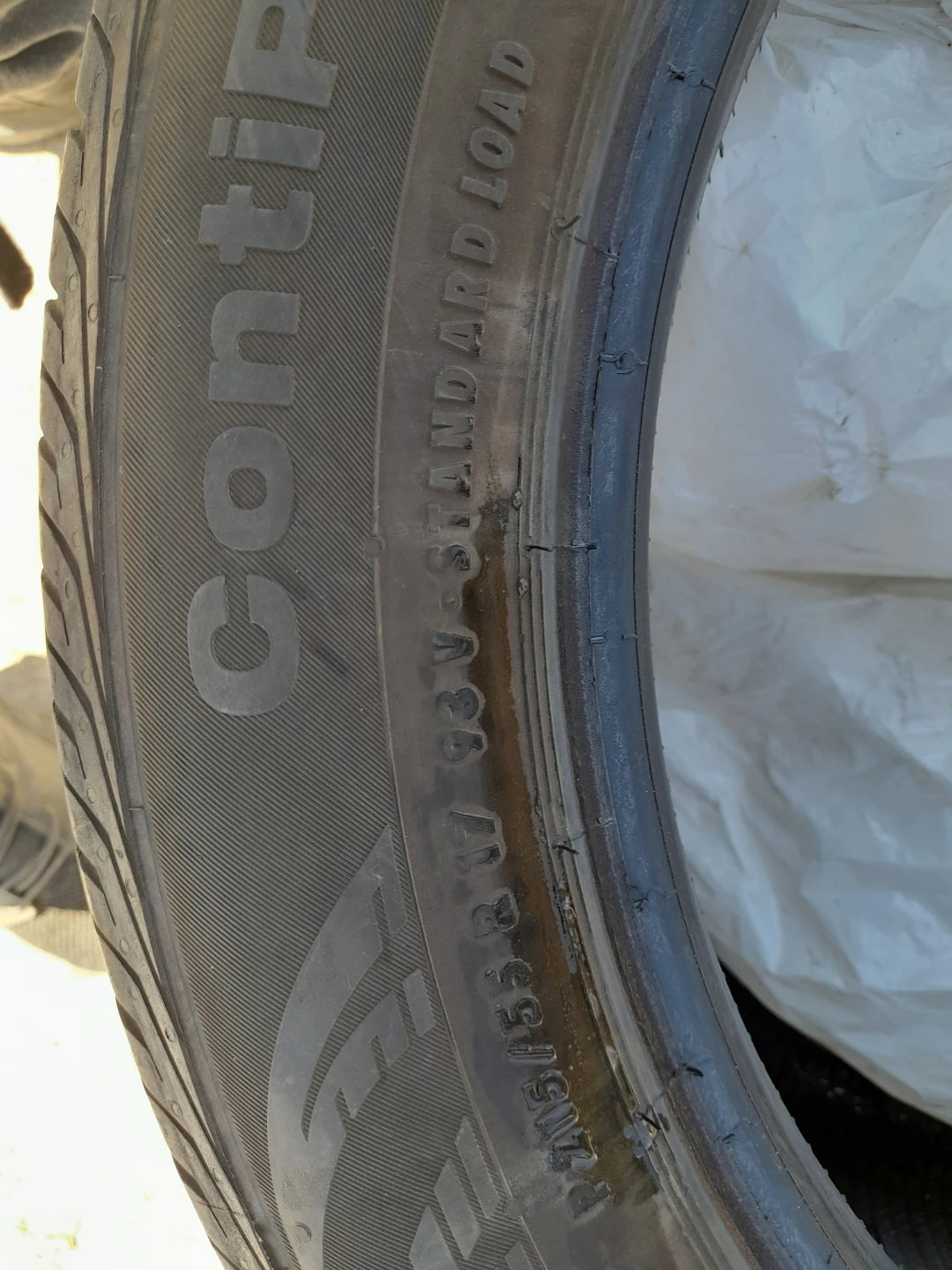 Continental Tire P215/55 R17 93V