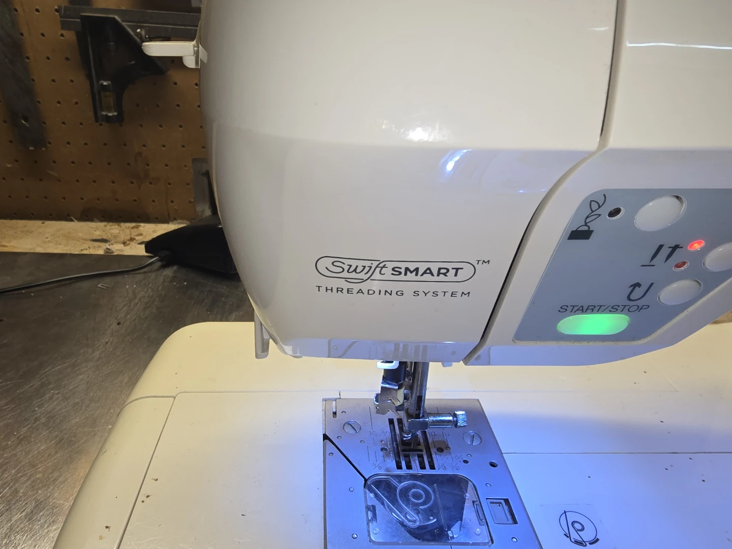 Singer Futura XL-400 embroidry machine - photo 2
