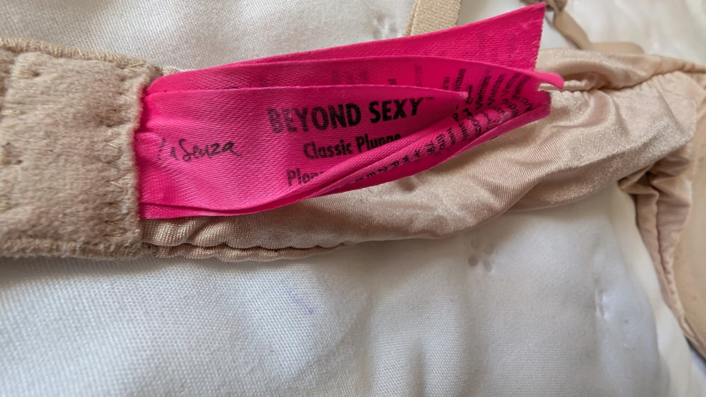 La Senza "Beyond Sexy" Classic Plunge Bra - 36B - photo 2