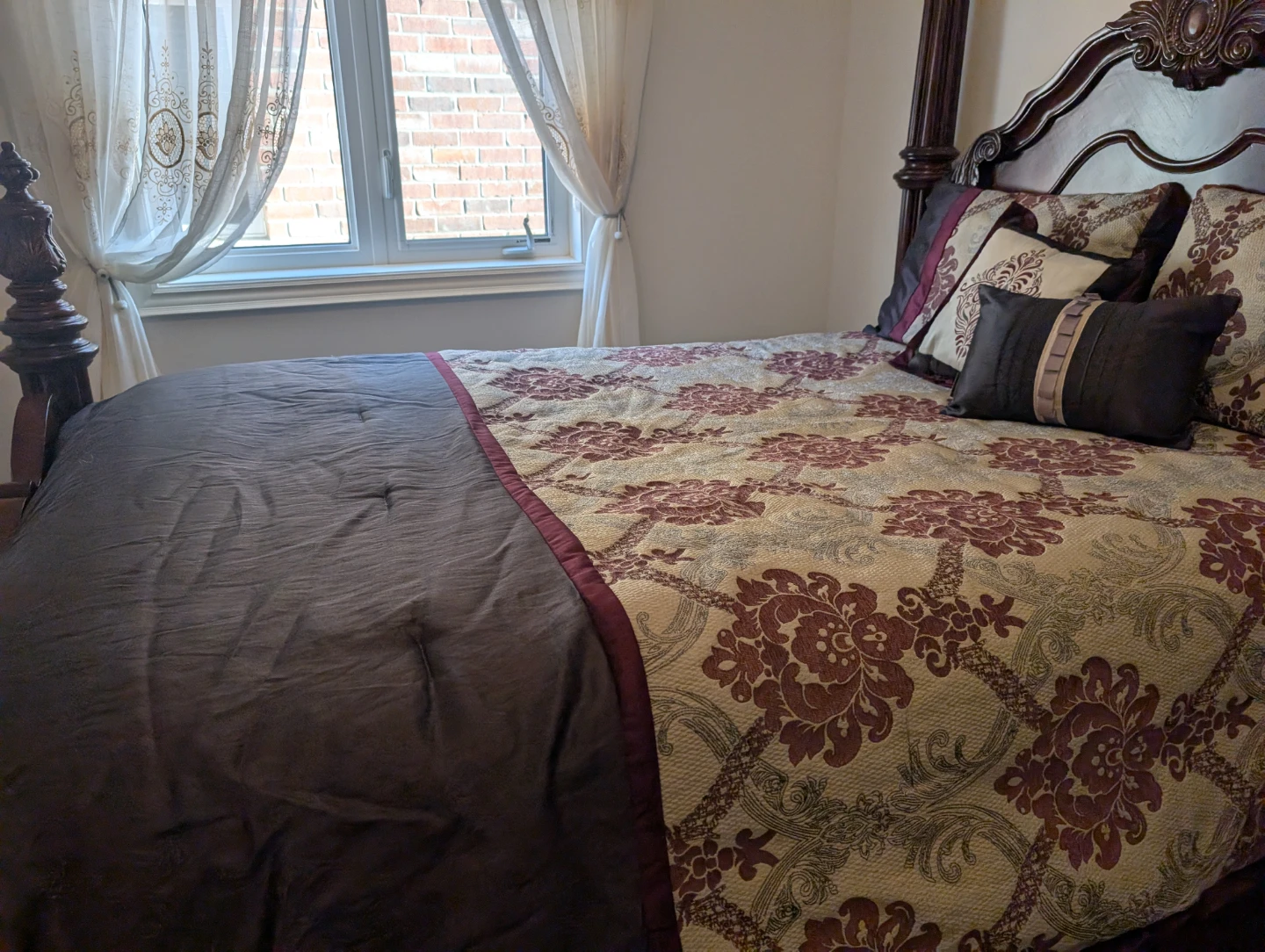 Damask Comforter Set with Accent Pillows
