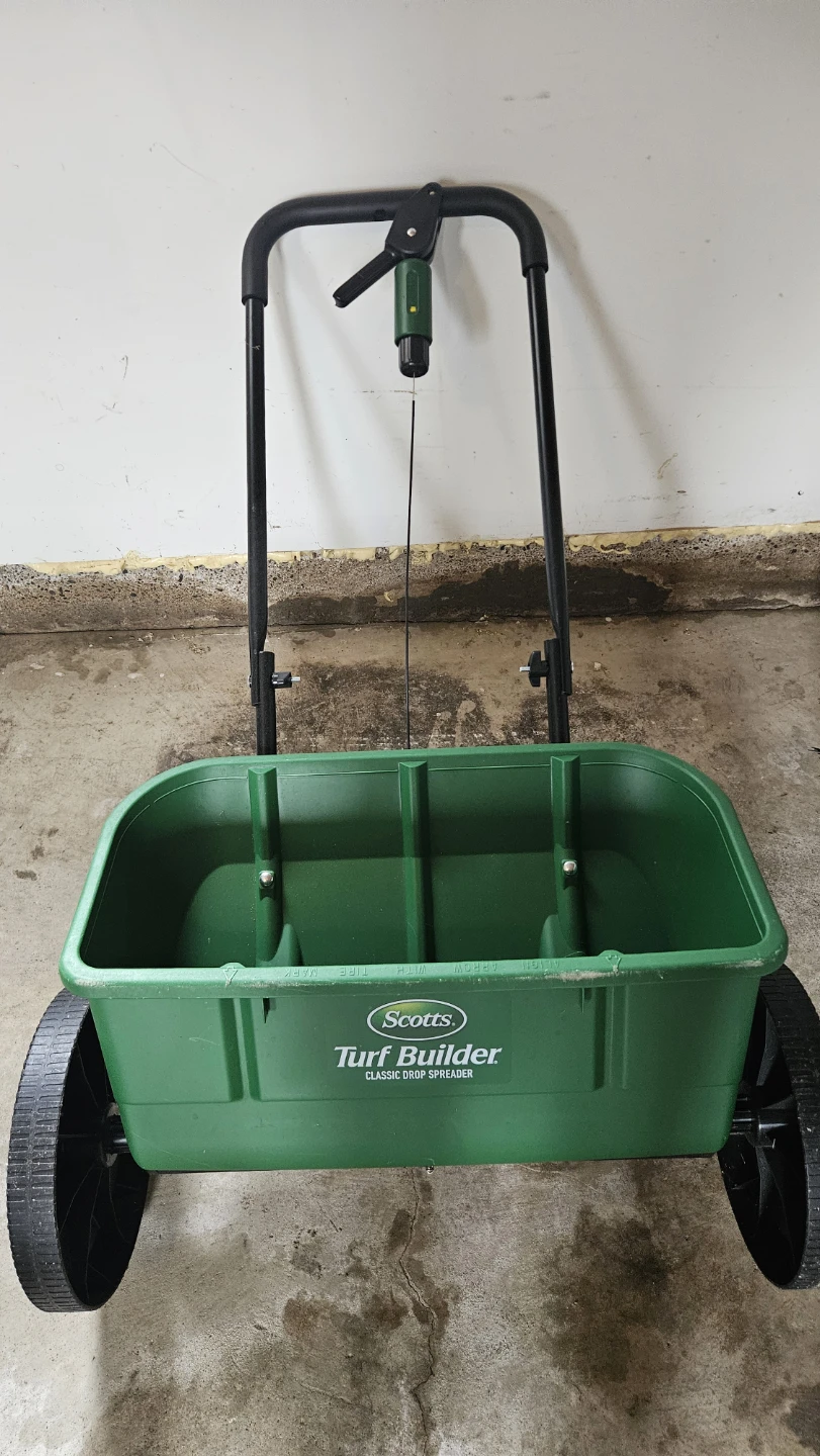 Scotts Turf Builder Classic Drop Spreader