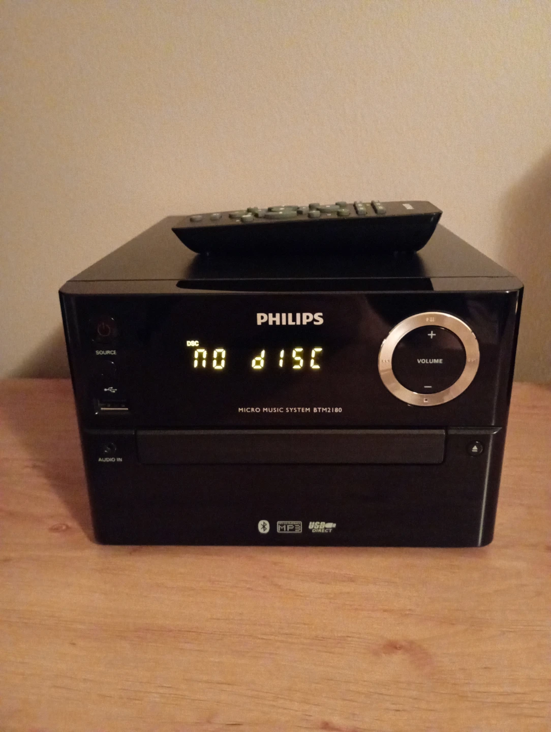 Philips Micro Music System BTM2180 with Speakers and Remote