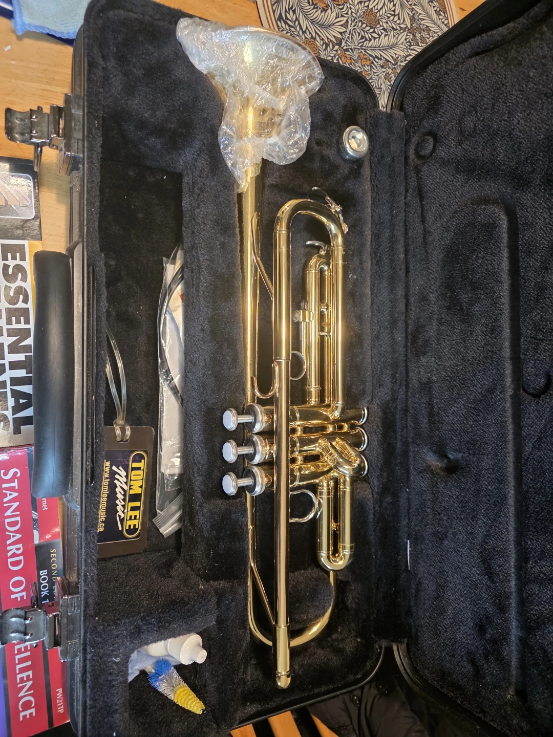 Yamaha Trumpet in Case with Music Books and cleaning supplies - photo 3