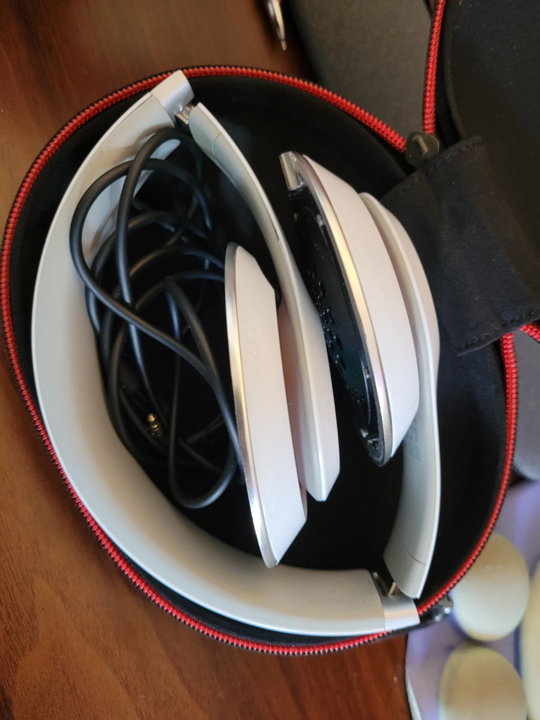 Beats Studio wired headphones with case - photo 2