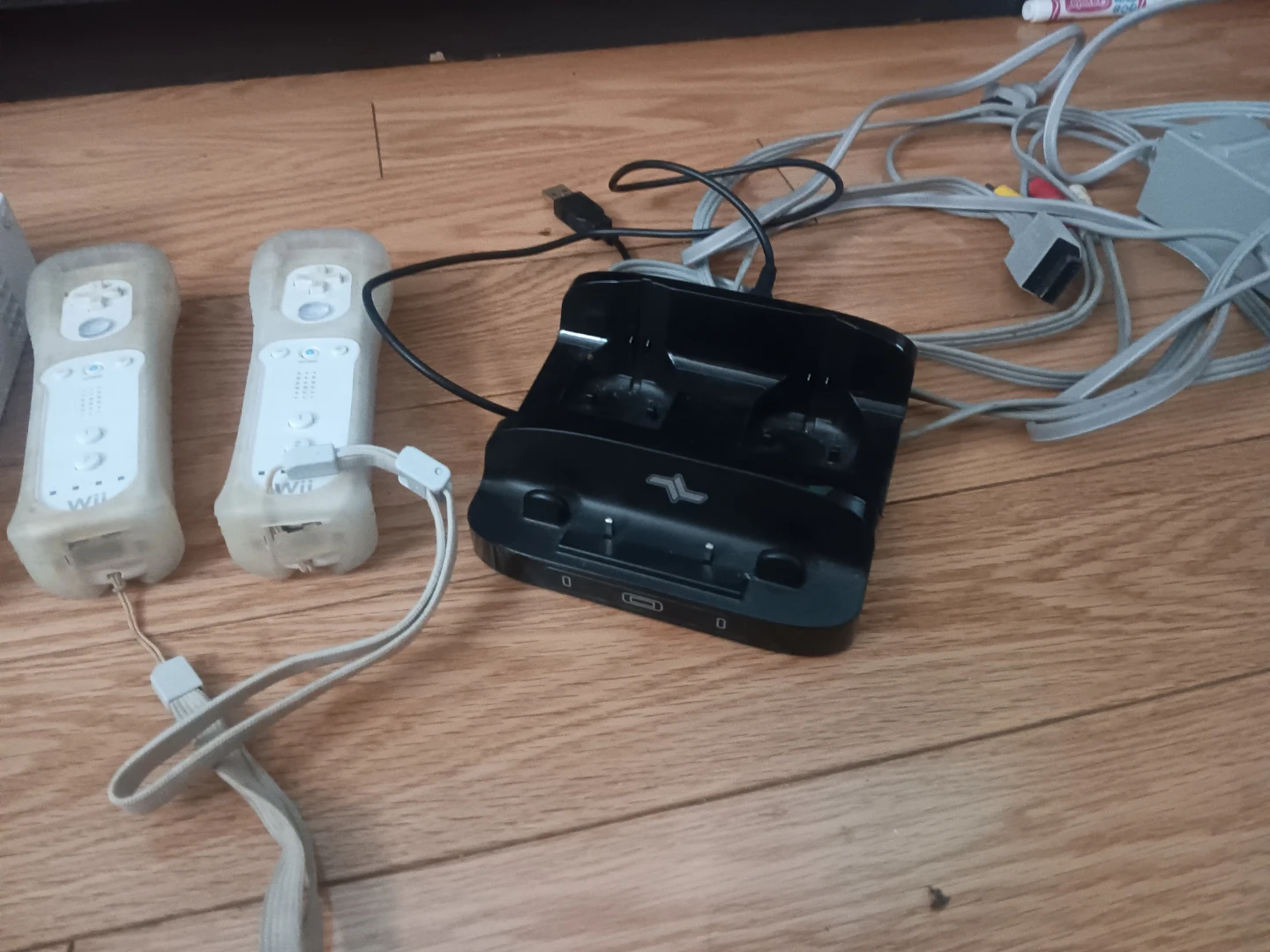 Nintendo Wii Console Bundle with Controllers - photo 3