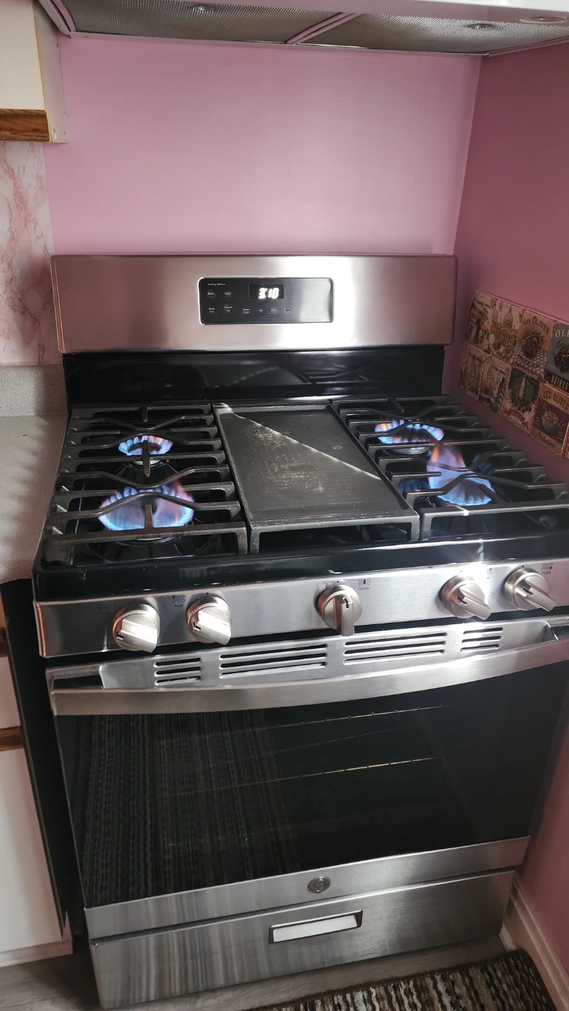 GE Gas Range with Griddle - photo 2