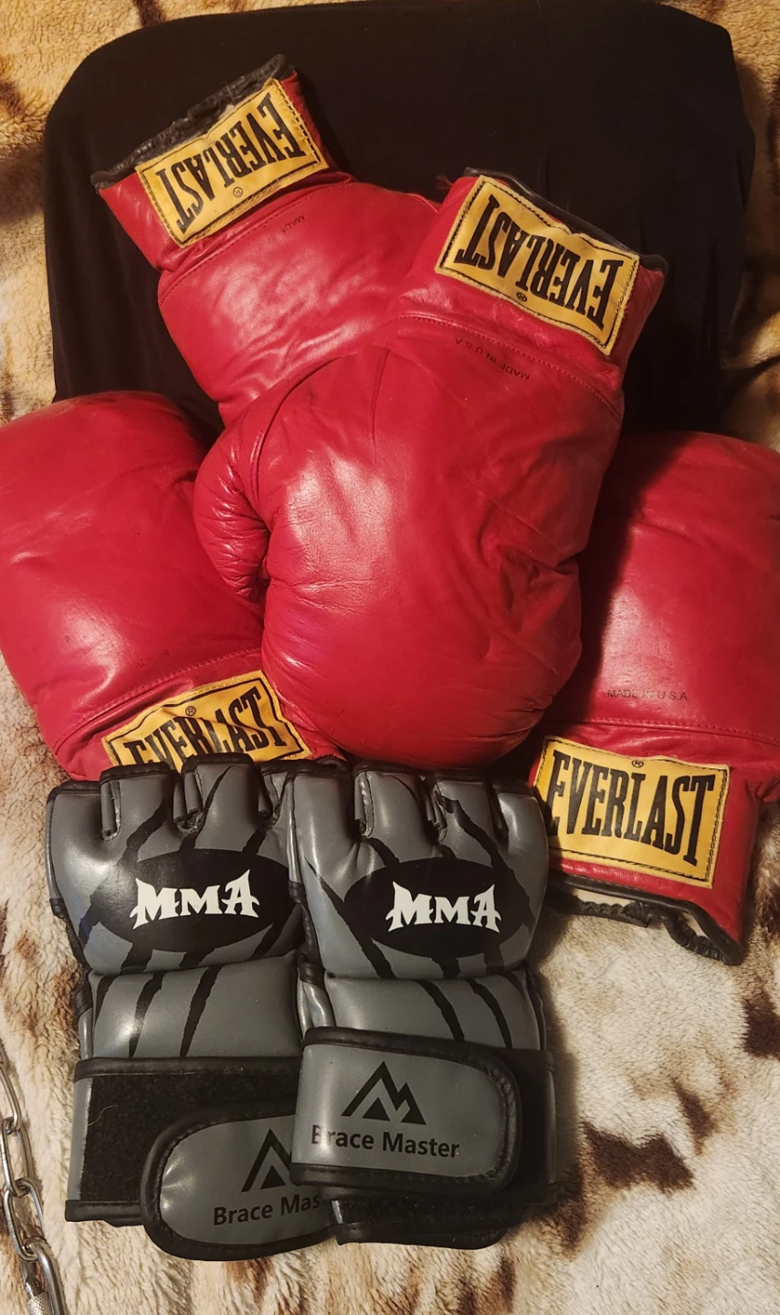 Everlast Boxing Gloves and Round One Punching Bag Set - photo 2