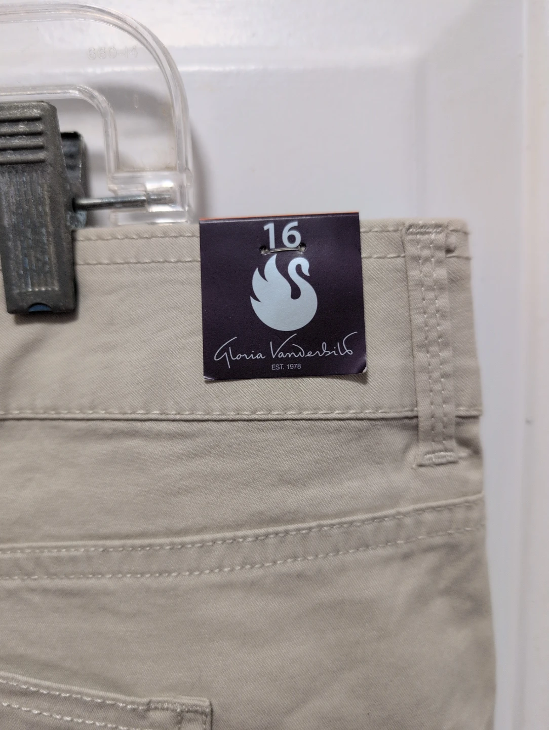 Gloria Vanderbilt Tan Capris Size 16 - photo 5