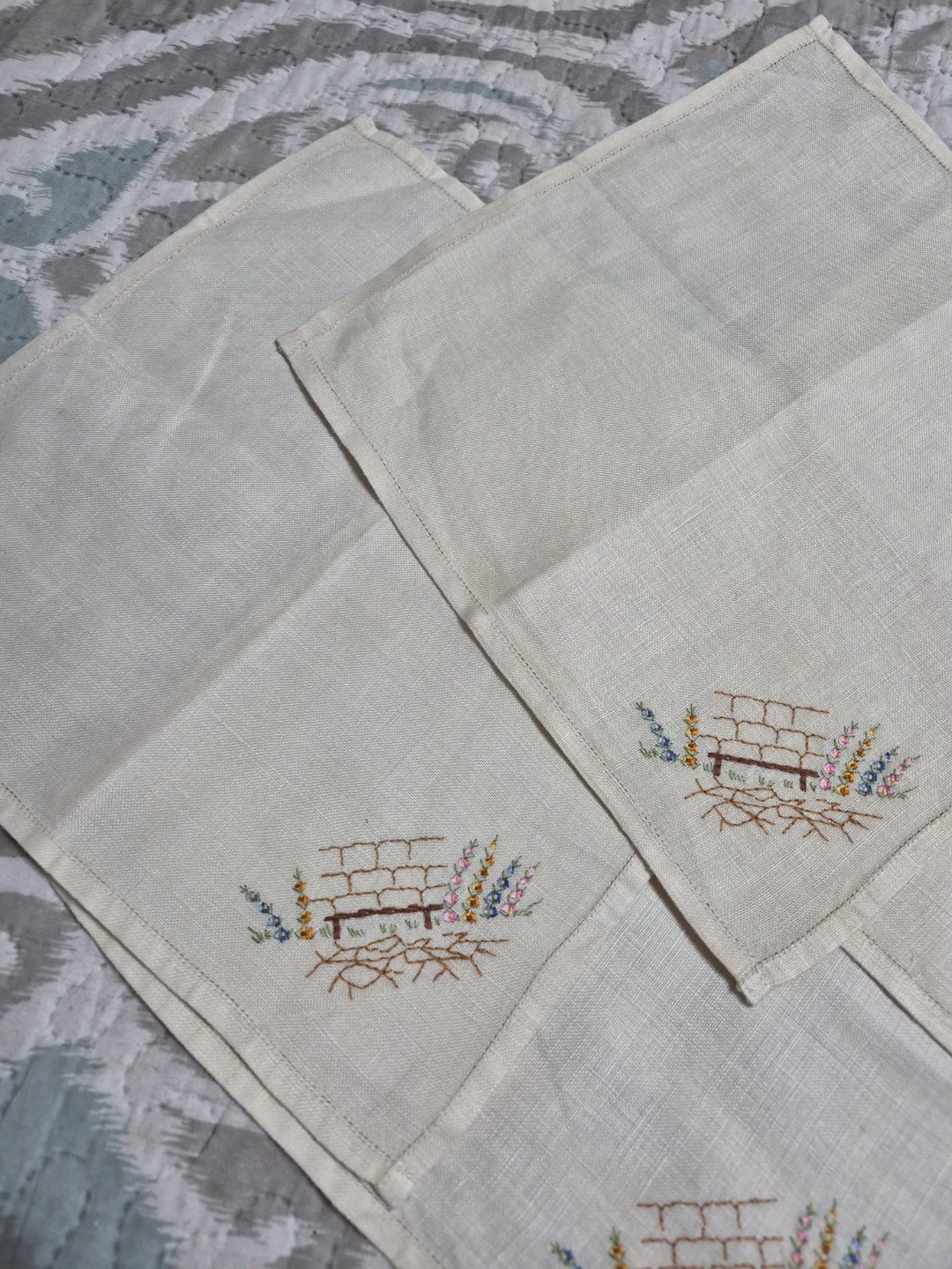 Beautiful Set of 4 Vintage Hand Embroidered Cream Colored Linen - photo 3