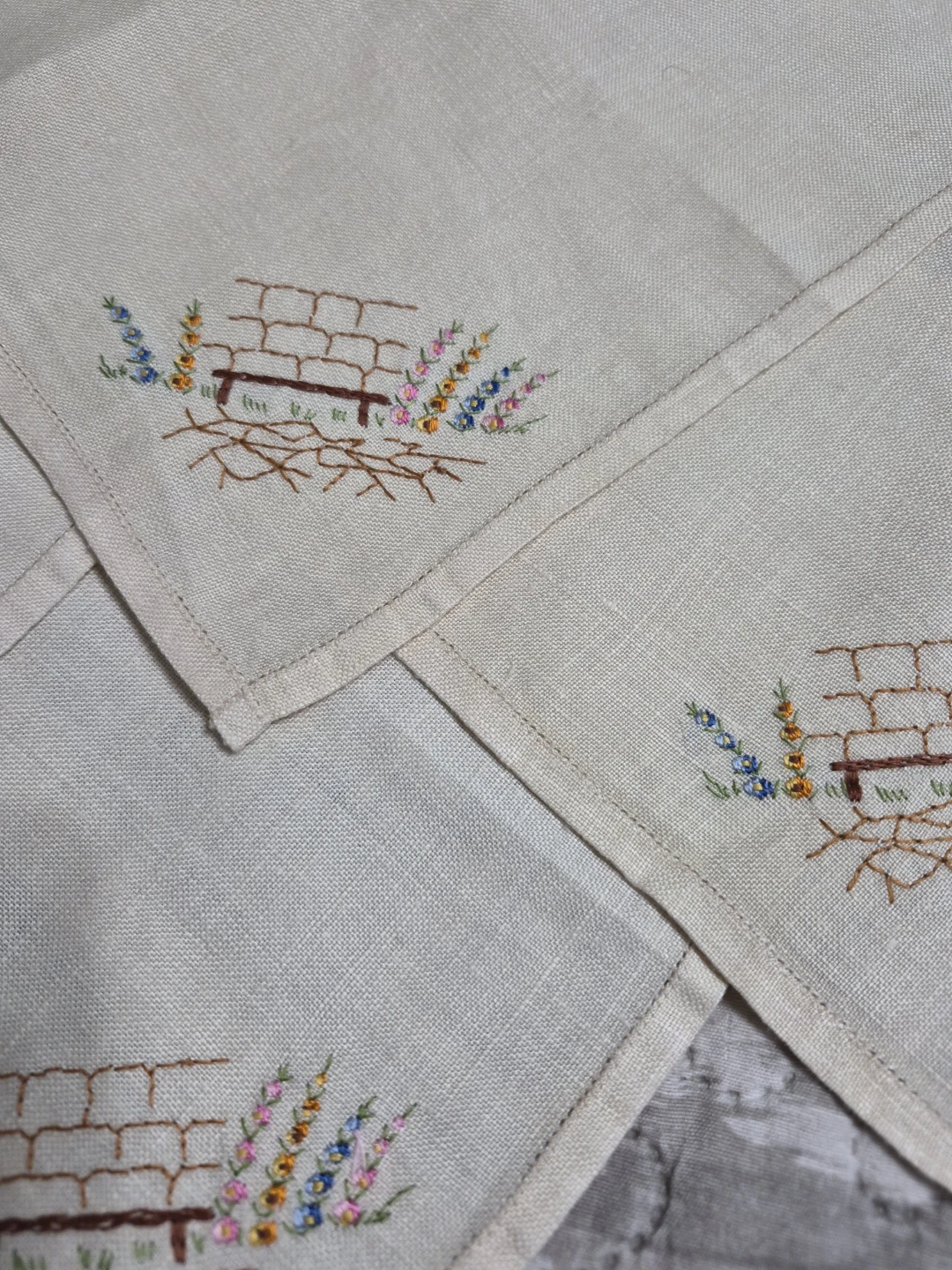 Beautiful Set of 4 Vintage Hand Embroidered Cream Colored Linen - photo 5