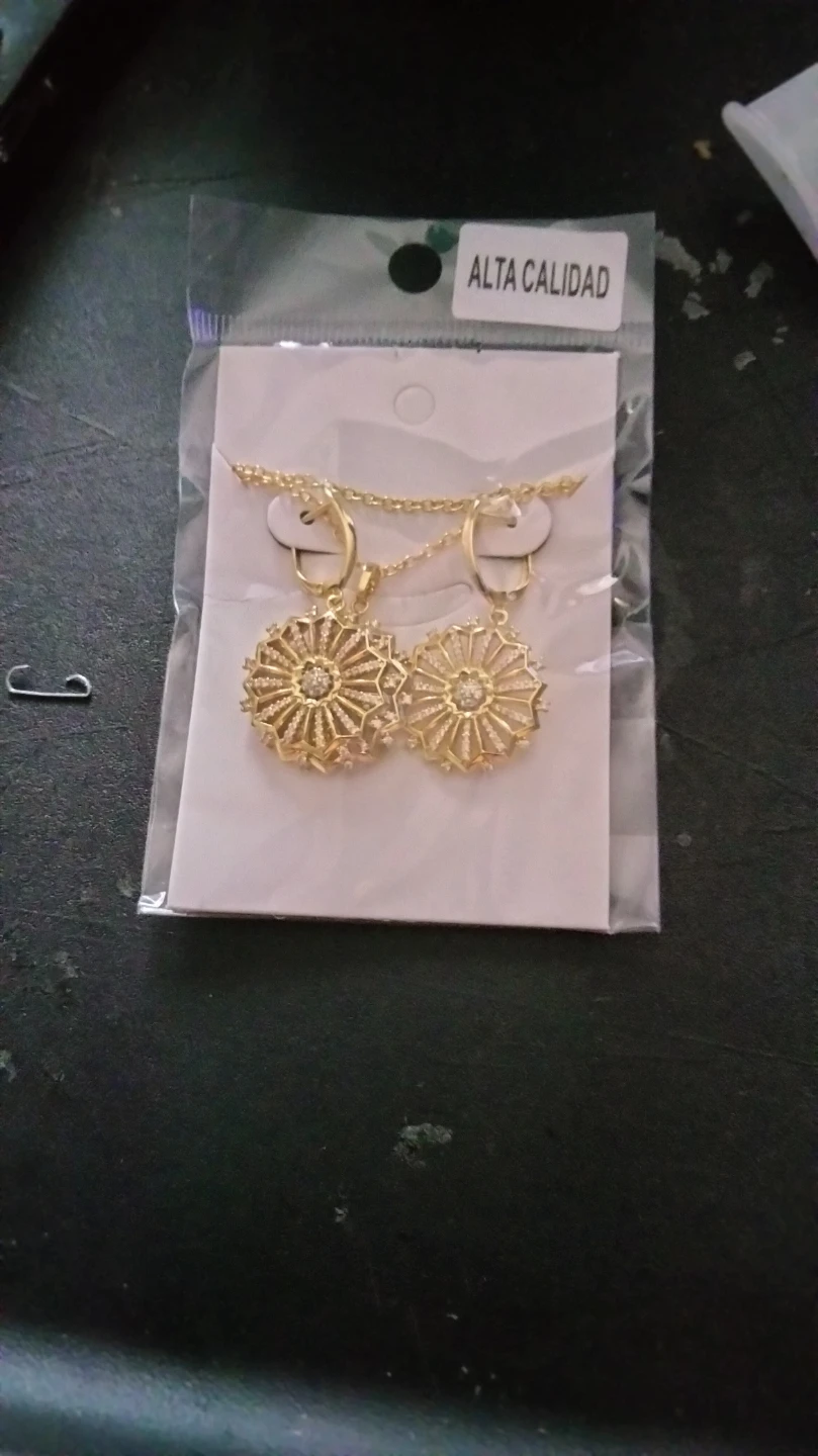Se vende cadena con un par de aretes de oro laminado