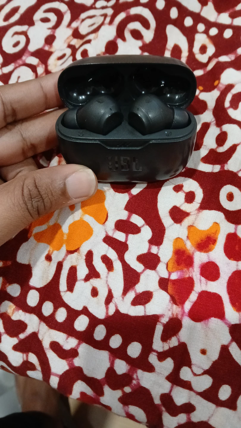 JBL True Wireless Earbuds Charging