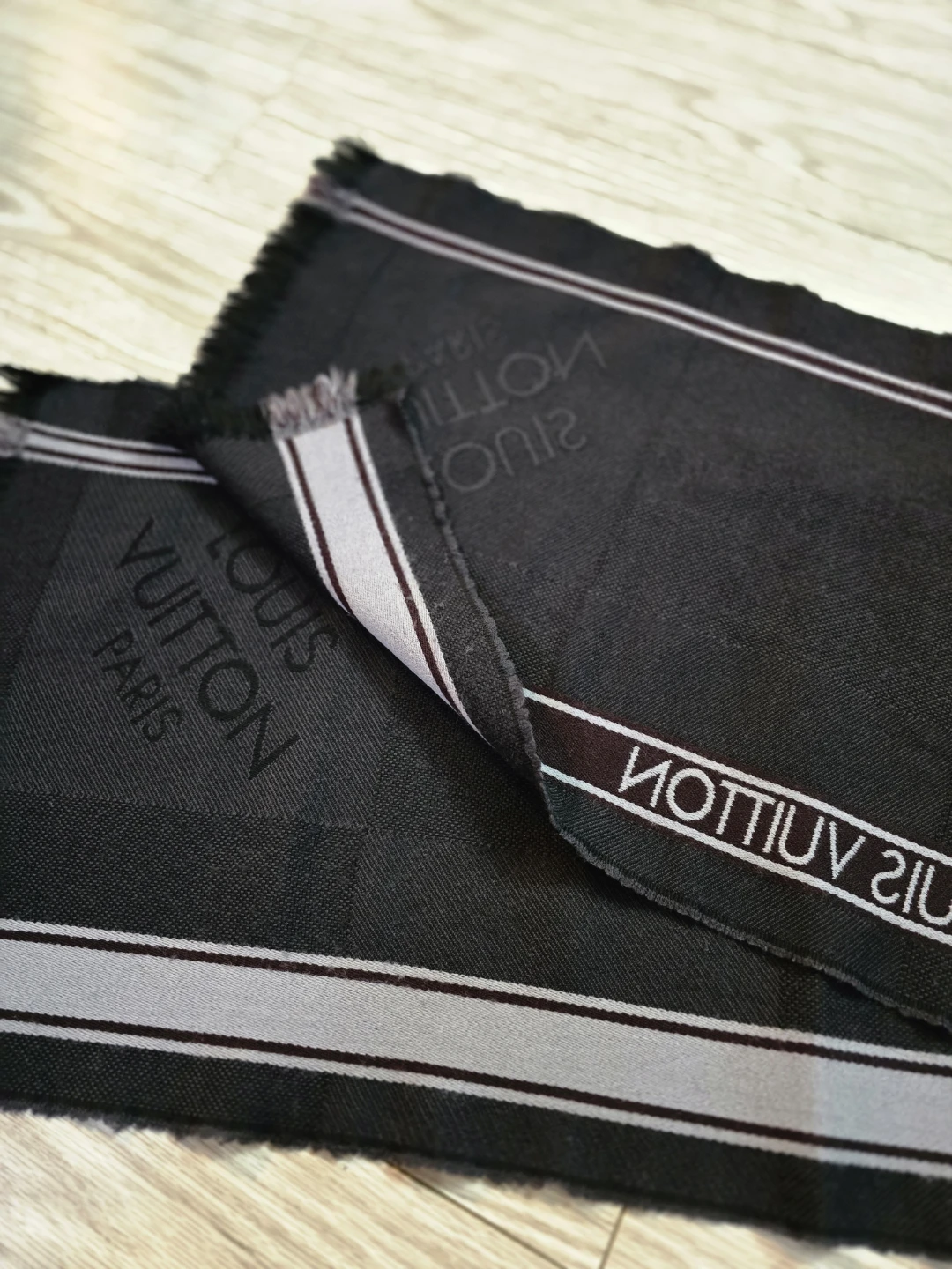 Authentic Louis Vuitton 100% Wool Scarf - photo 3