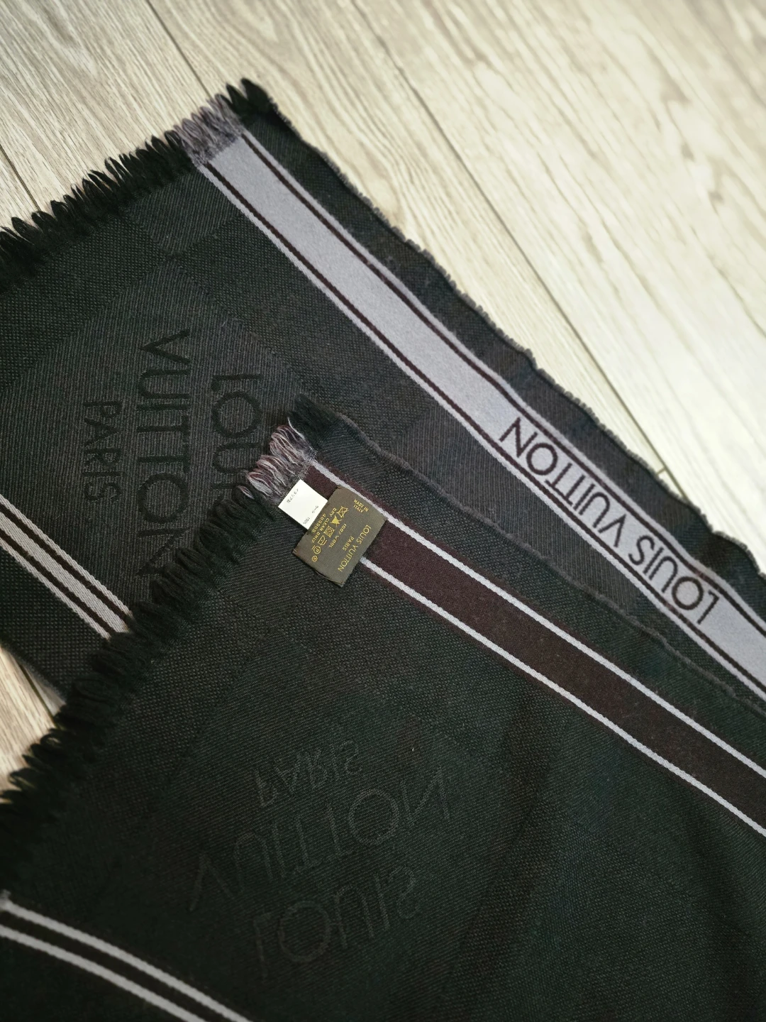 Authentic Louis Vuitton 100% Wool Scarf - photo 4