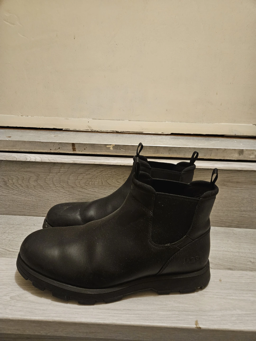 🌱 Ugg Black Leather Chelsea Boots Size 11 US - photo 2