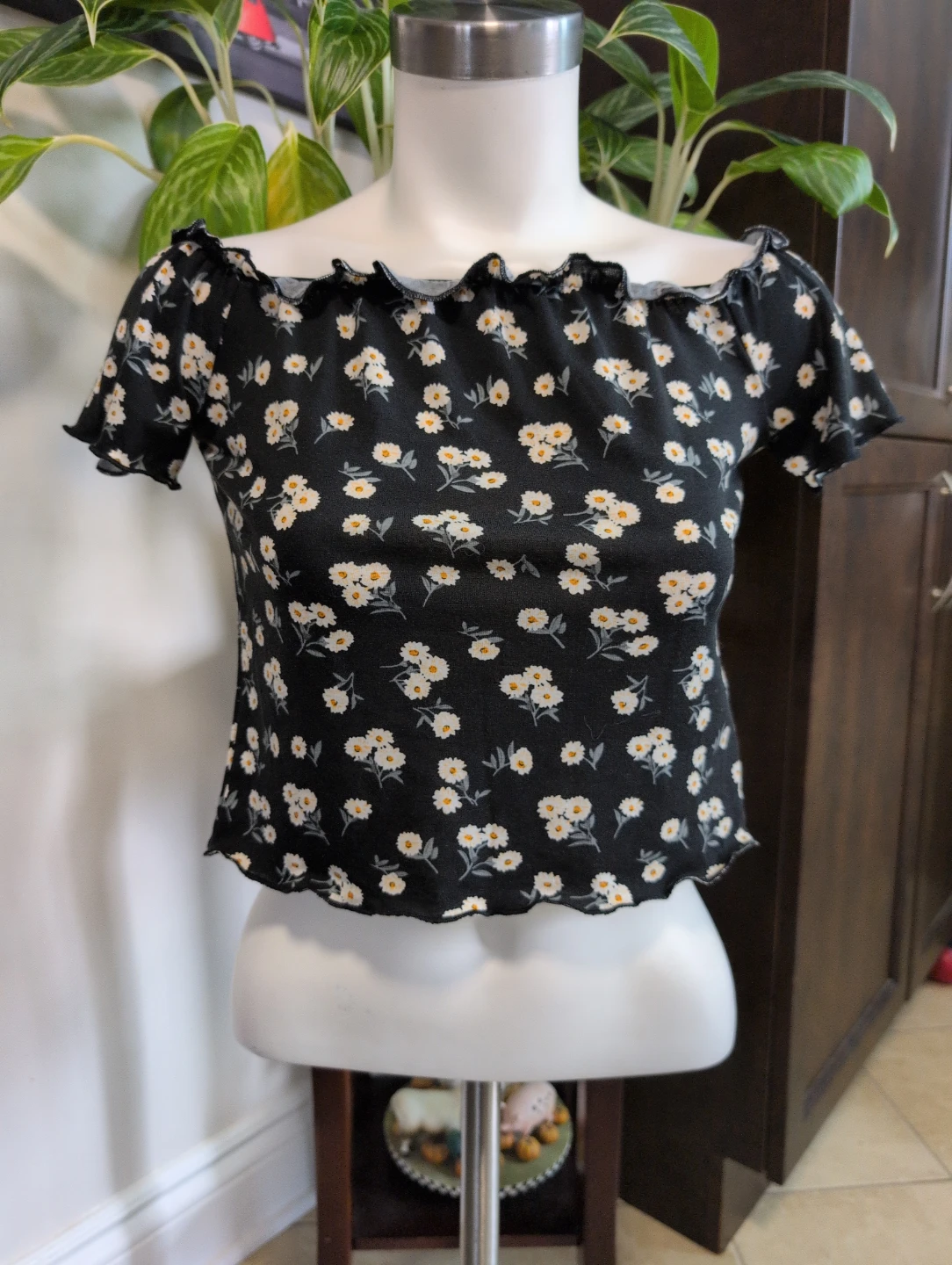 SHEIN Off-the-Shoulder Floral Crop Top Size L
