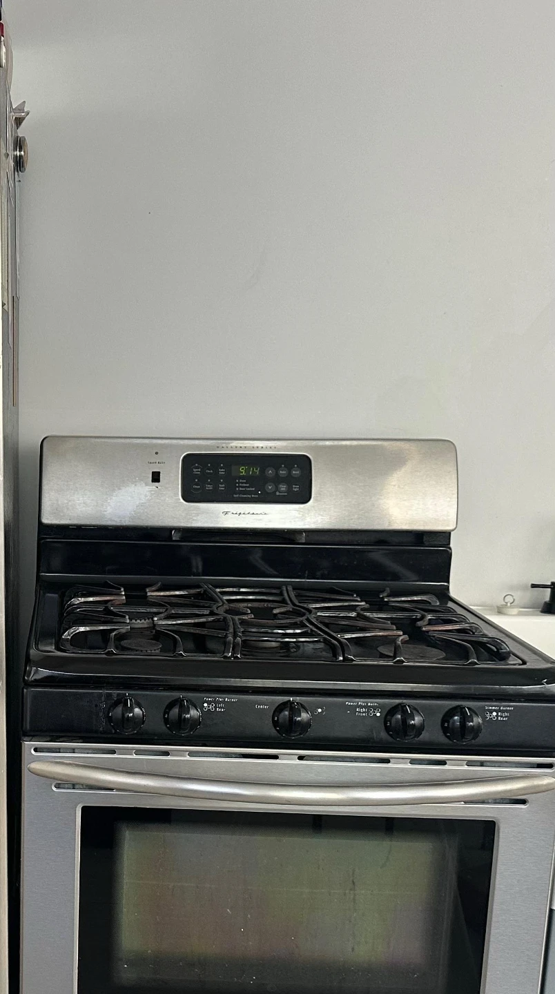 Frigidaire Gas Range w/ self clean