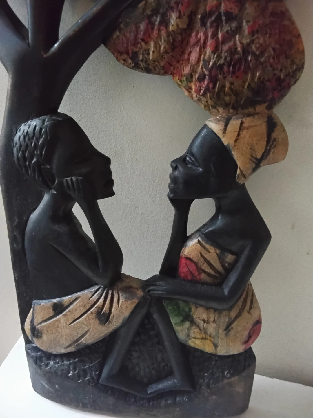 Carved wooden African couple under a tree - photo 2