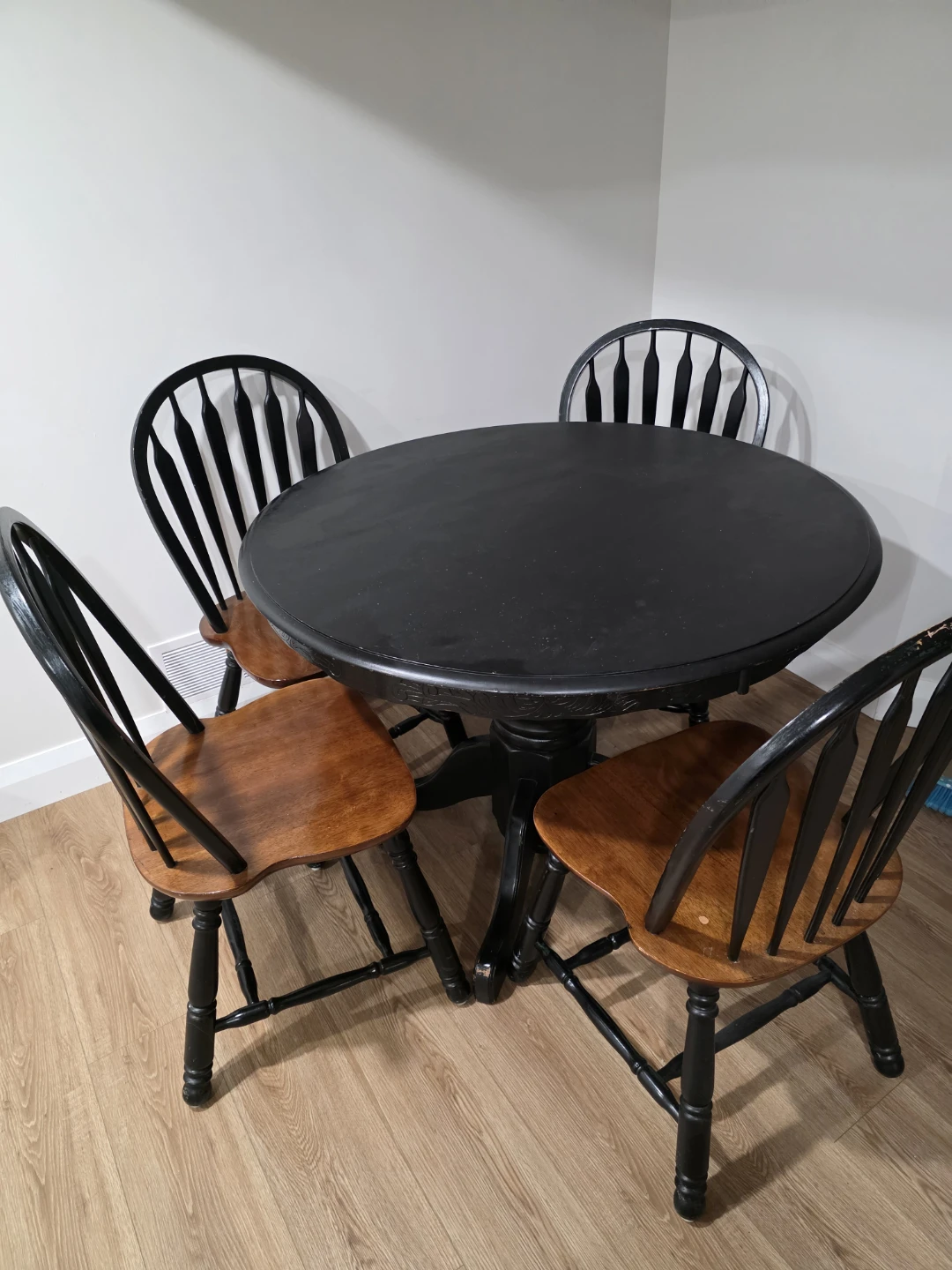Round Dining Table with 4 Chairs