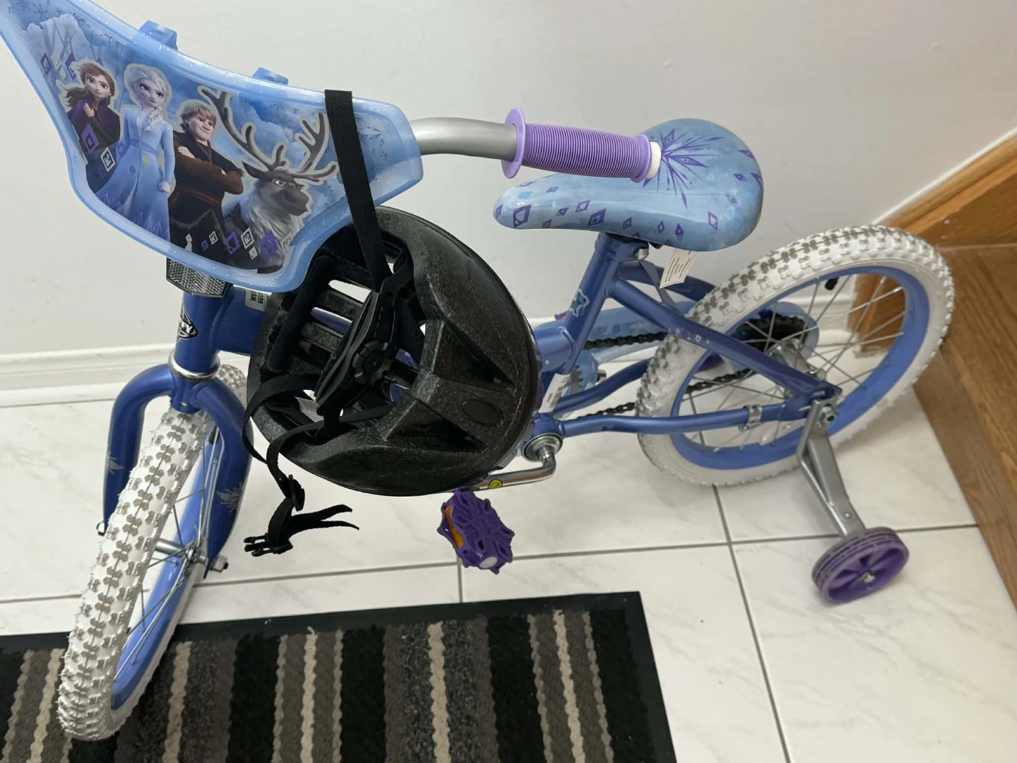Frozen Kids Bike with Helmet and Accessories included - photo 2
