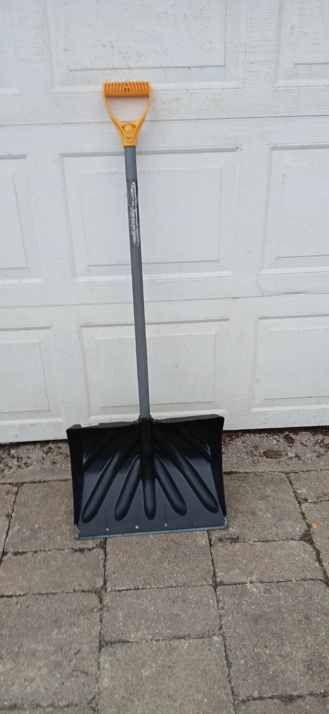 Snow shovel with D-handle