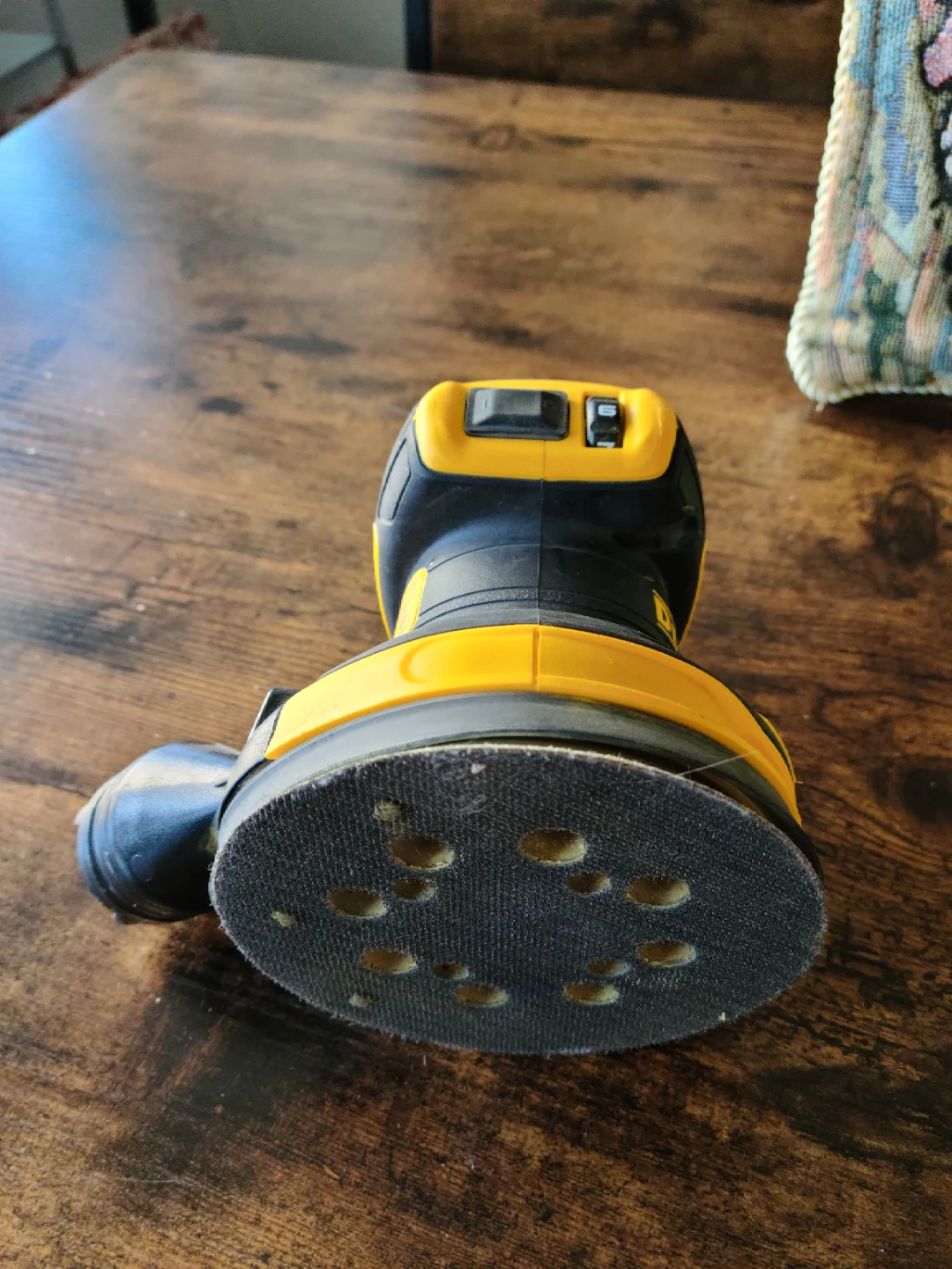 DEWALT DCW210 XR Random Orbit Palm Sander - photo 3