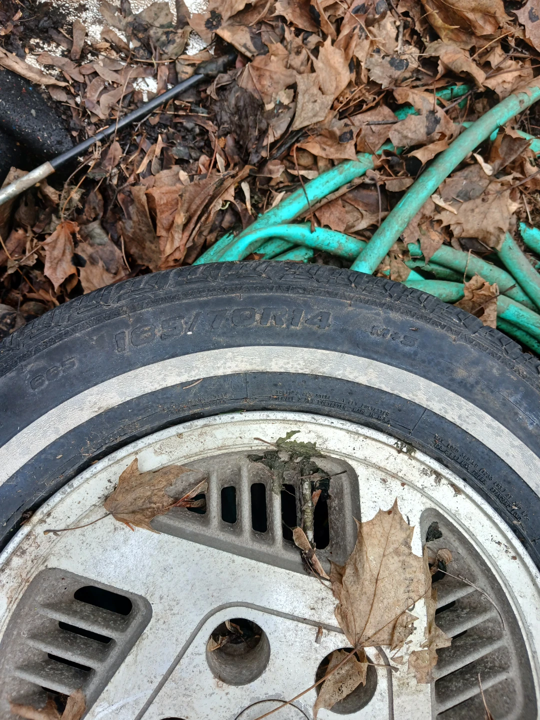 Pontiac Alloy Wheel with Tire - photo 2